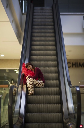 kobieta śpiąca na schodach